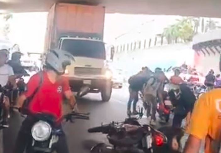 Motorizado y un camionero causaron tremendo caos vial en la autopista Caracas-La Guaira (VIDEO)