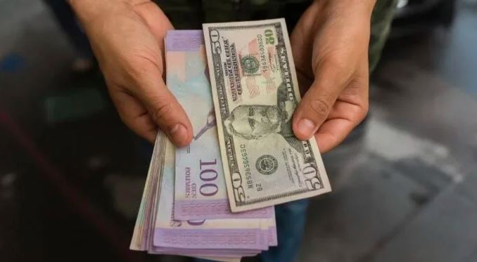 Dólar BCV arrancó la semana sin alza mientras sigue al límite de superar otro tope inflacionario