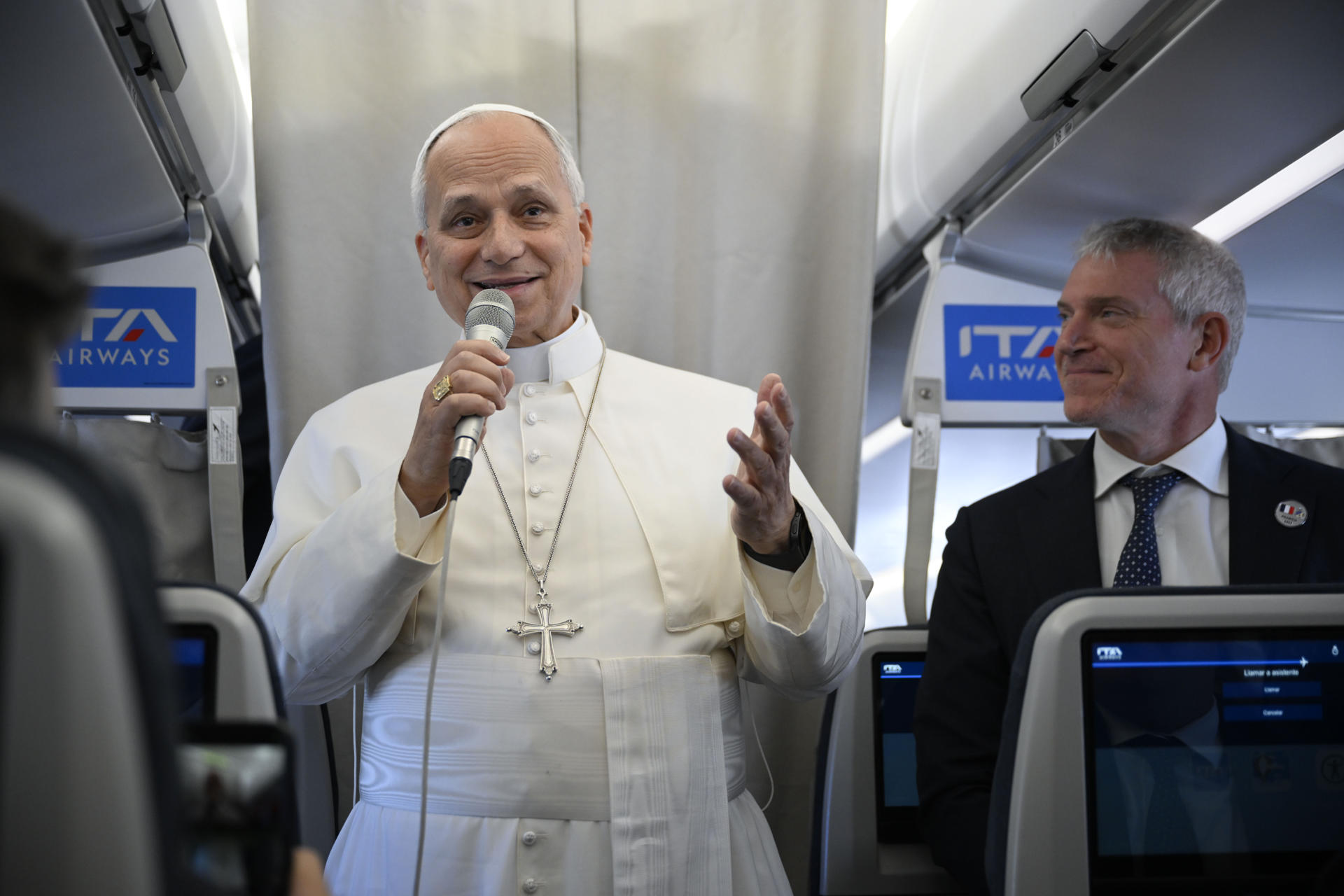"Estoy contento de que estéis todos aquí", aseguró el papa León XIV a los periodistas