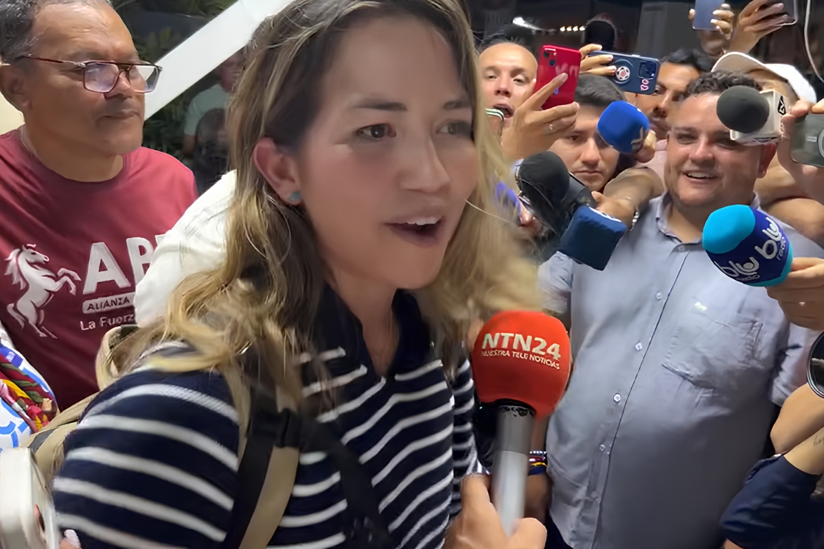 "Estoy aquí abriendo camino": Claudia Macero fue recibida por una multitud en Maiquetía (VIDEO)