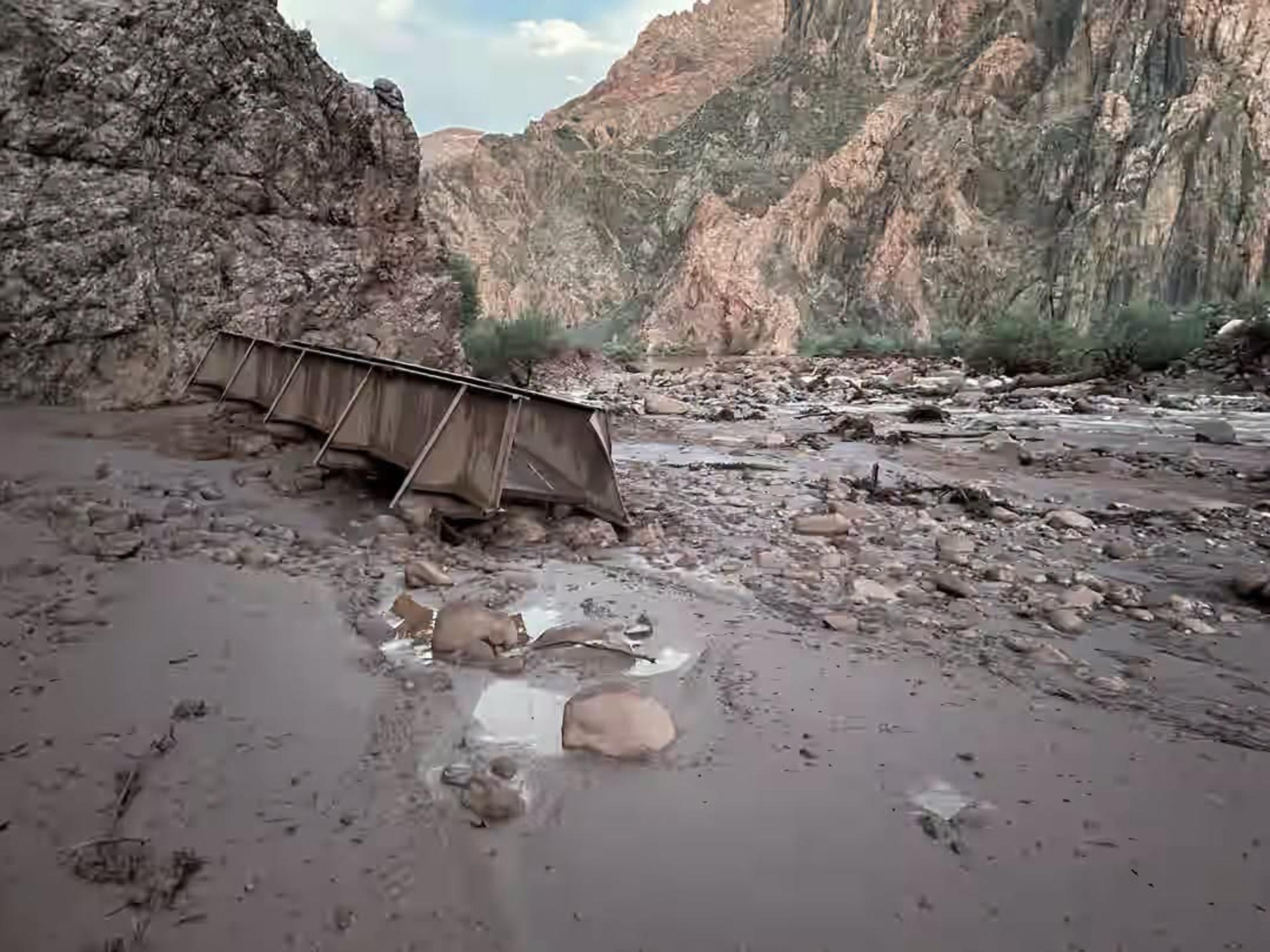 Gran Cañón extendió cierres tras inundación que dejó dos muertos y un desaparecido