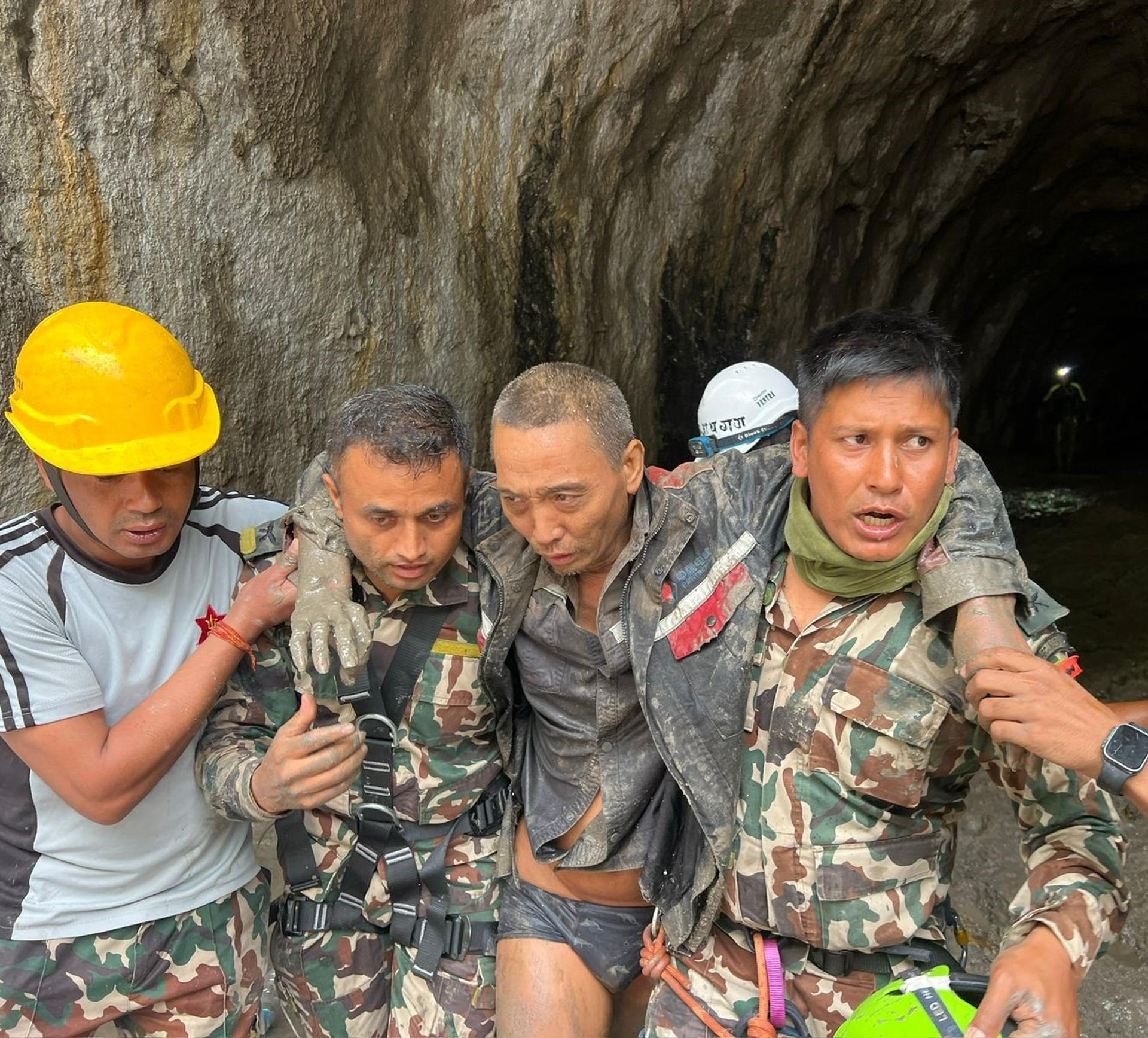 Nepal rescata a dos personas con vida mientras mantiene la búsqueda 11 días después de la riada