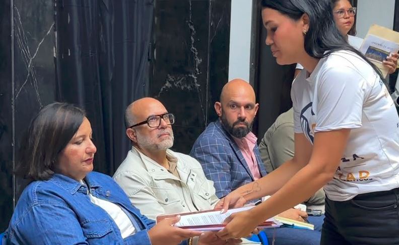 Dinorah Figuera prometió "alzar la voz" por los presos políticos en la mesa de diálogo con el régimen