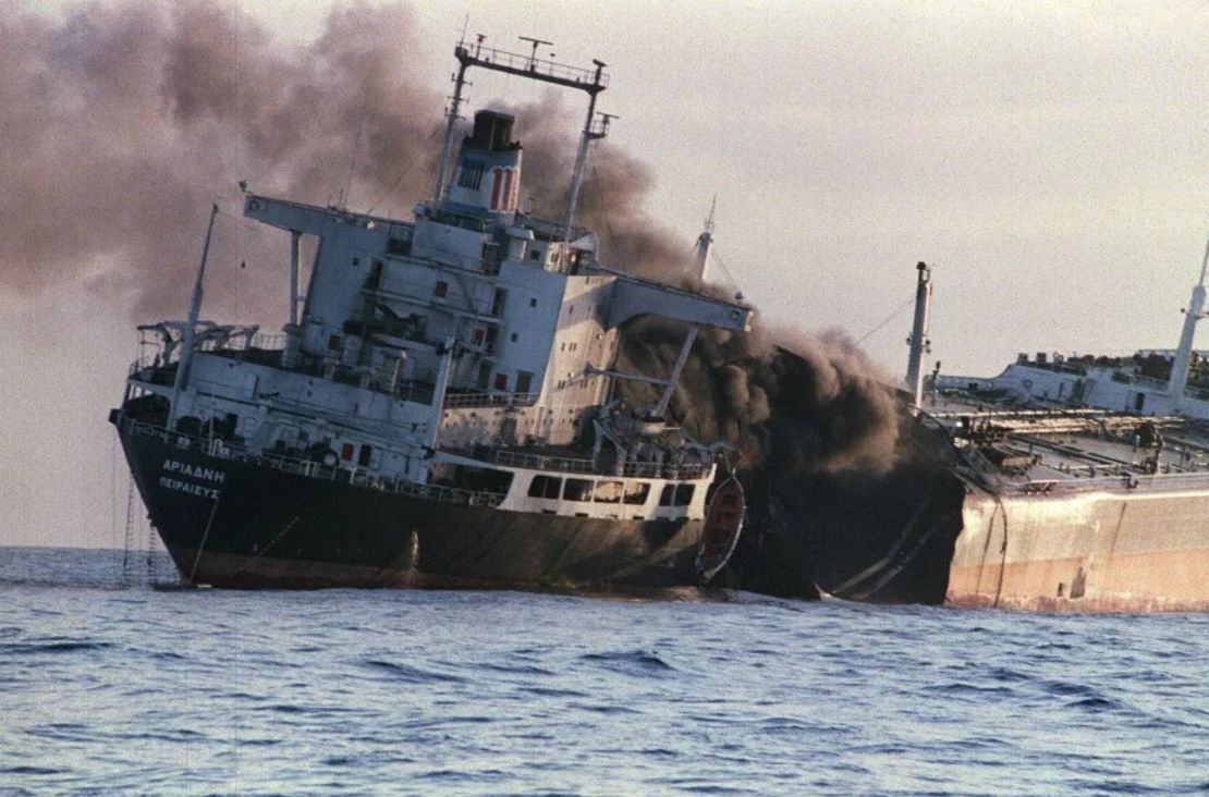 EEUU ataca tres petroleros iraníes tras bombardeo contra buques de guerra estadounidenses