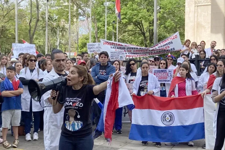 Médicos paraguayos suspendieron huelga tras alcanzar acuerdo de aumento salarial con Santiago Peña