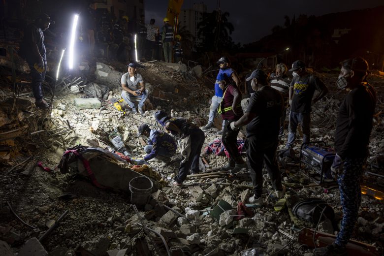 El desgarrador hallazgo de otro cuerpo en La Guaira luego de tres meses de los terremotos (VIDEO)