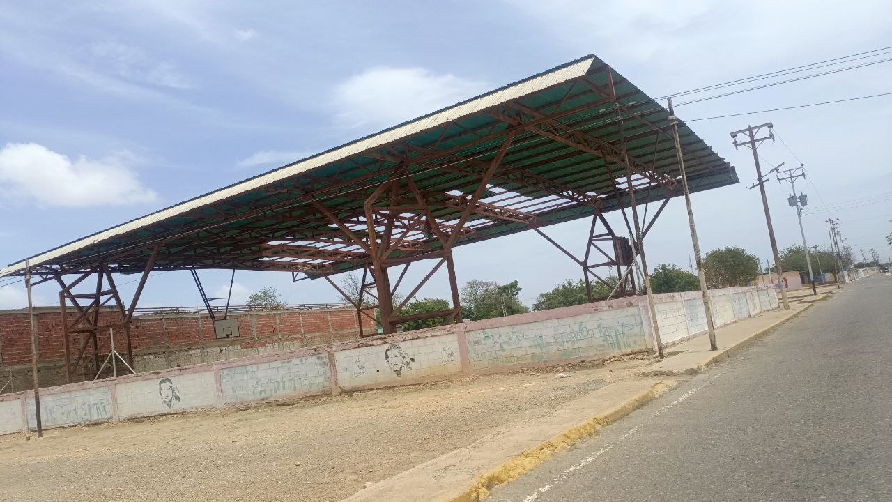 Se cae a pedazos la cancha Alí Primera en Paraguaná 