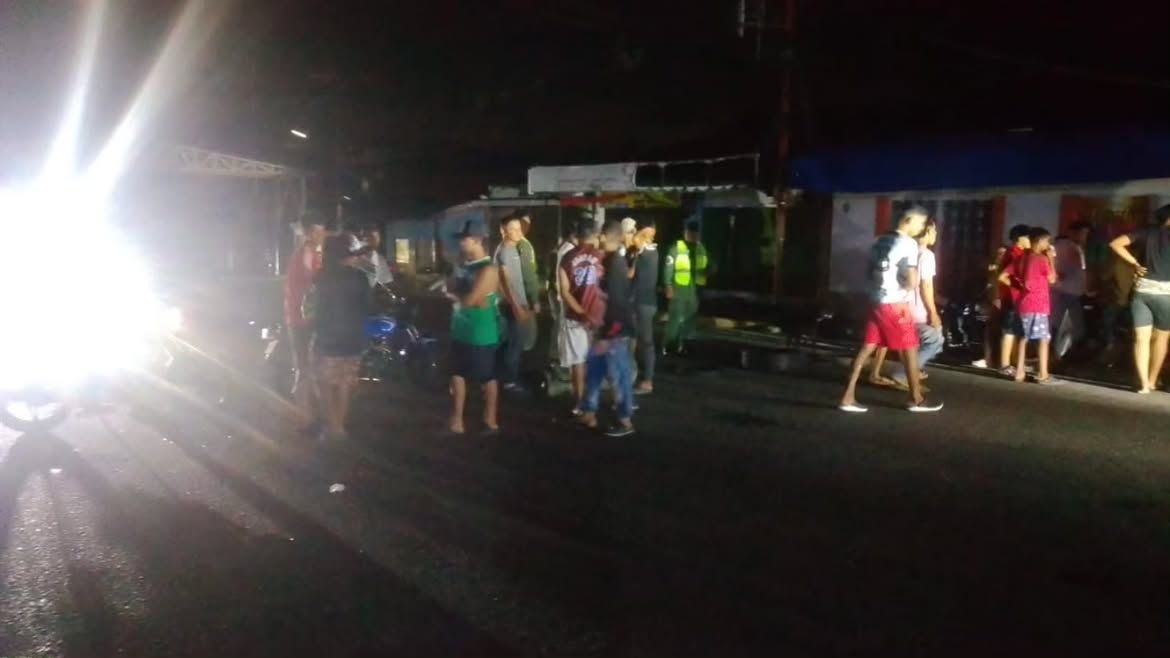 Entre el calor y la oscuridad: Vecinos de la Panamericana en Mérida protestaron en la madrugada por apagones