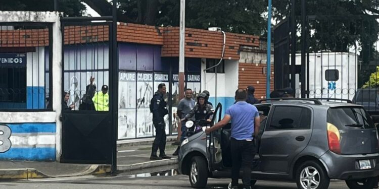 Esposa de Freddy Peñuela ingresó a sede de la PNB de Portuguesa donde lo mantienen retenido (VIDEOS)