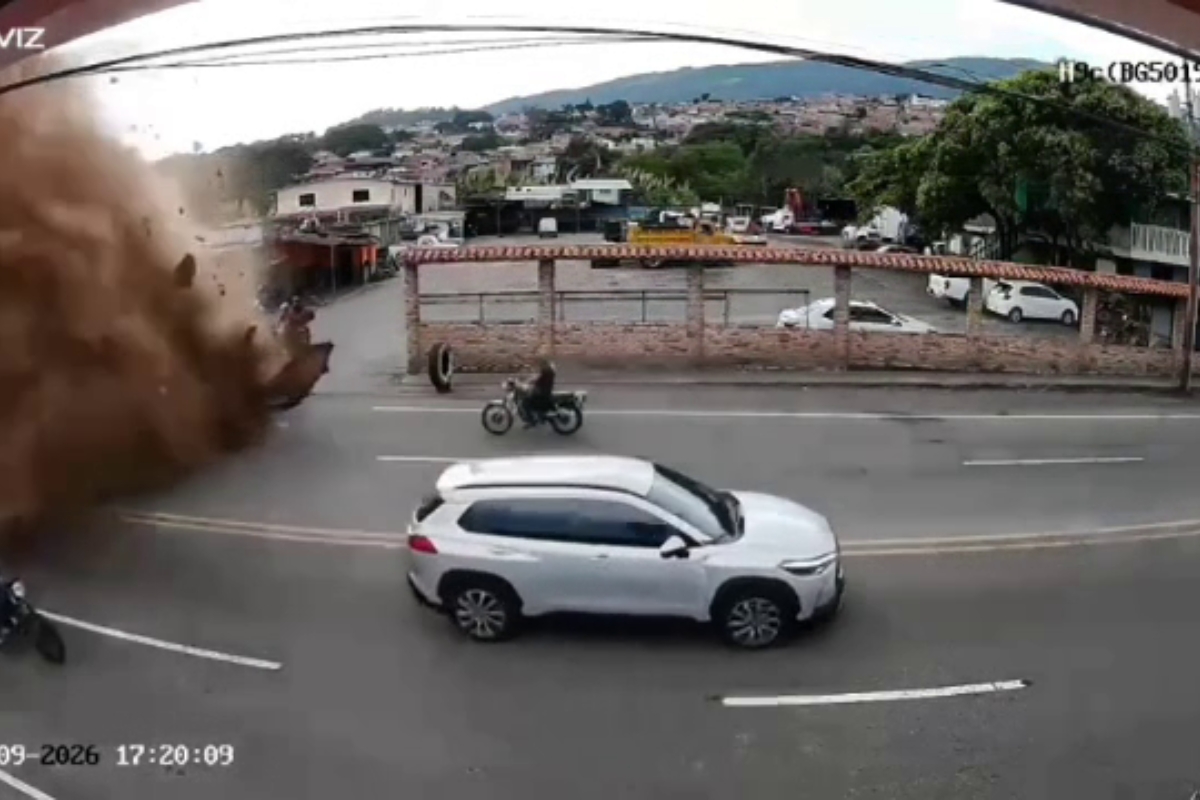 Impactante VIDEO: Motorizado se salvó por poco tras rotura de tubería matriz en Táchira