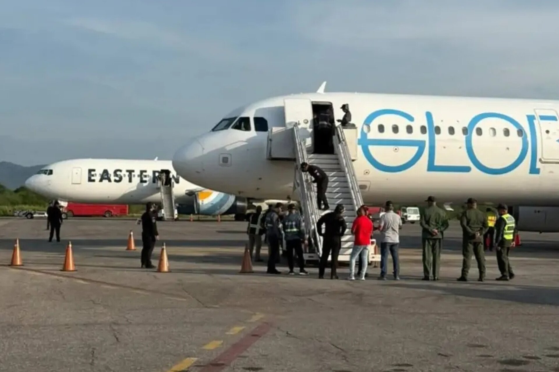 EEUU acelera las deportaciones: Dos vuelos trasladaron a 379 migrantes venezolanos a Barcelona