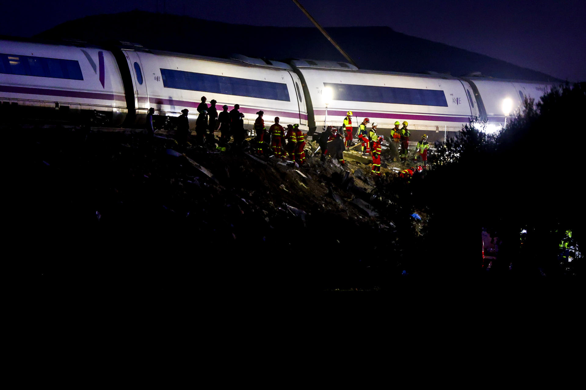 Miles de personas dedicaron minuto de silencio en España a víctimas del trágico accidente ferroviario