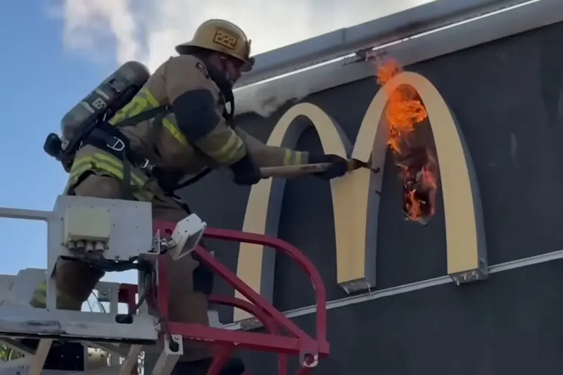Incendio consumió un restaurante McDonald’s cerca de su parque infantil en California