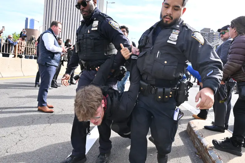 Arrestaron a manifestantes contra ICE tras bloquear el tránsito en el puente de Brooklyn