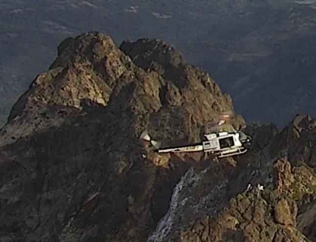Rescataron en helicóptero a tres excursionistas atrapados en una peligrosa cumbre de California