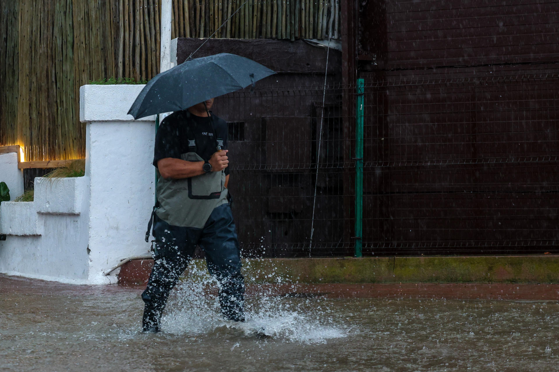 España bajo el agua: al menos cuatro fallecidos e inundaciones tras fuertes lluvias en Valencia