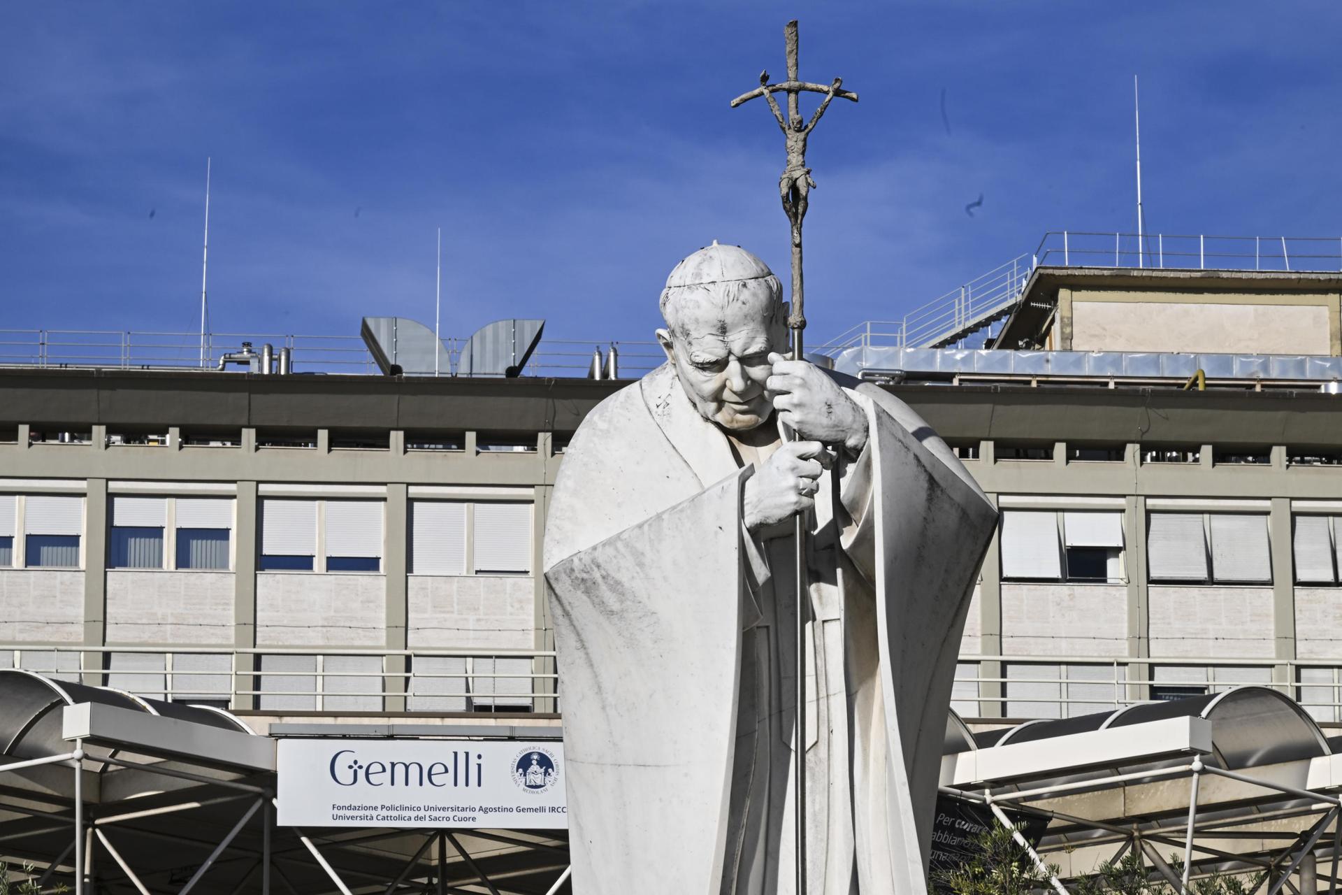 El papa León XIV salió del hospital Gemelli tras ser dado de alta