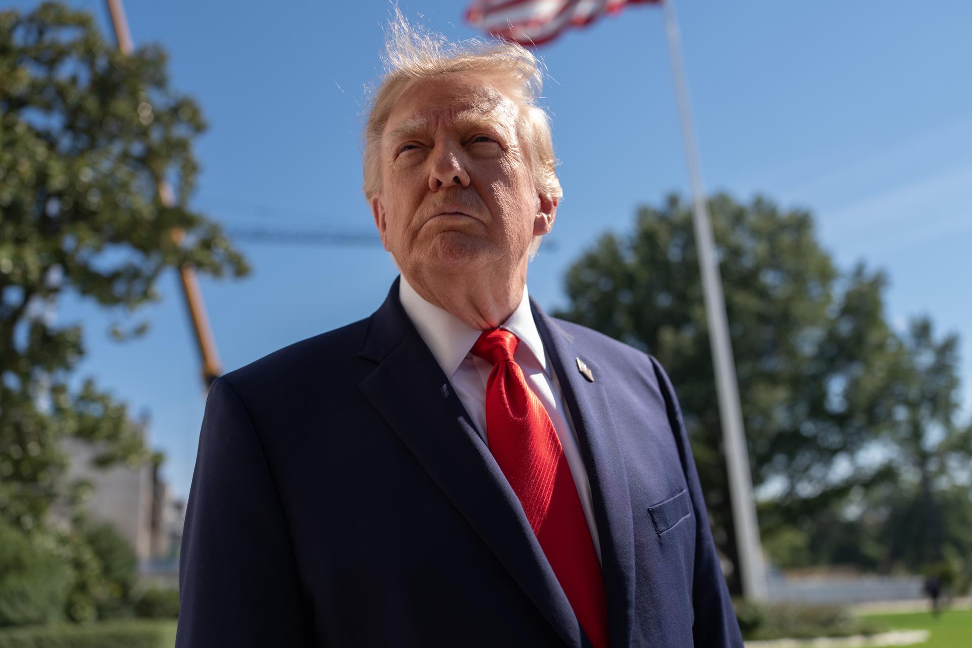 Una estatua dorada de Trump desnudo con un palo de golf sorprende al Parlamento Europeo