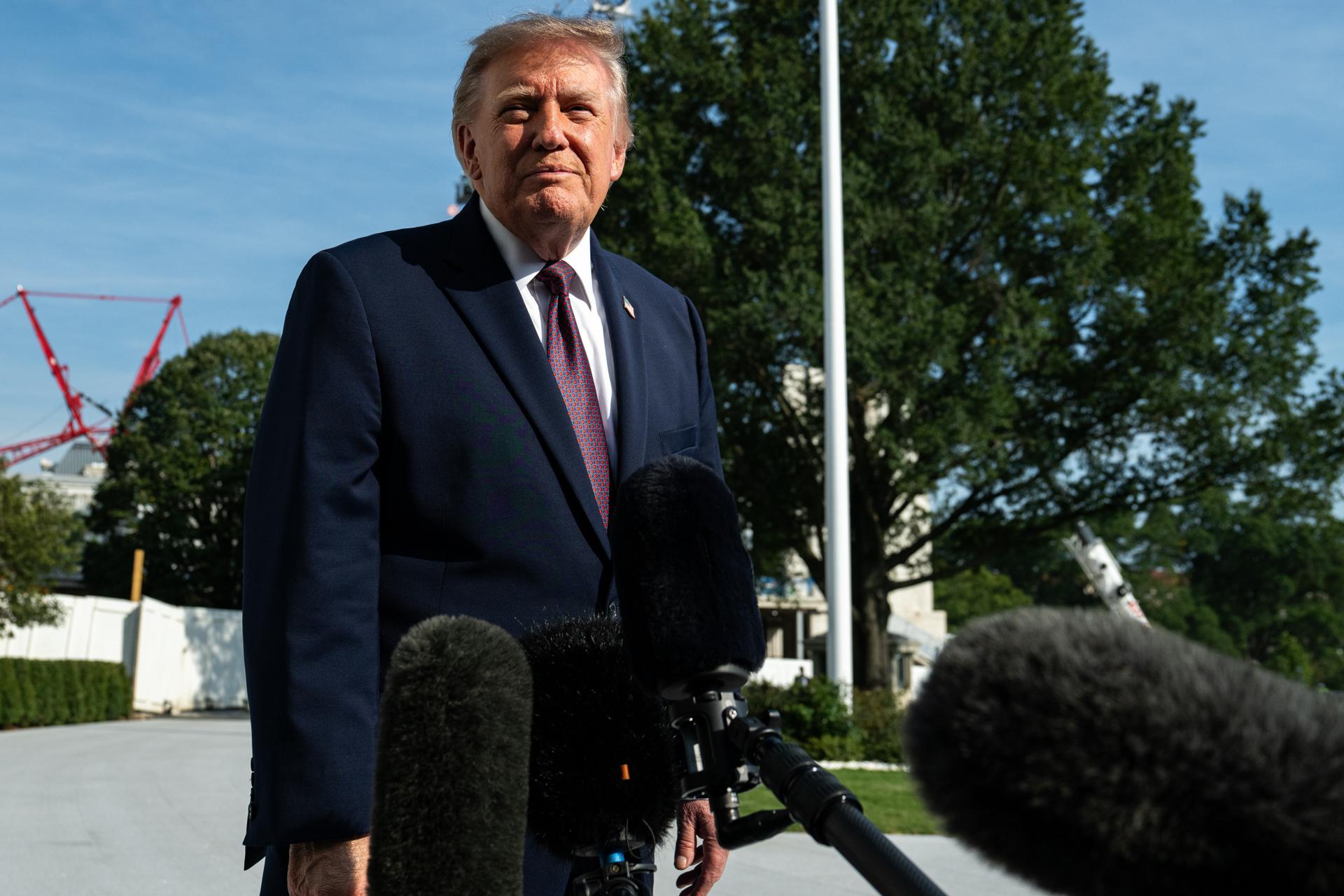 Trump insiste en promesa de 5.000 dólares por adulto si los republicanos ganan en noviembre