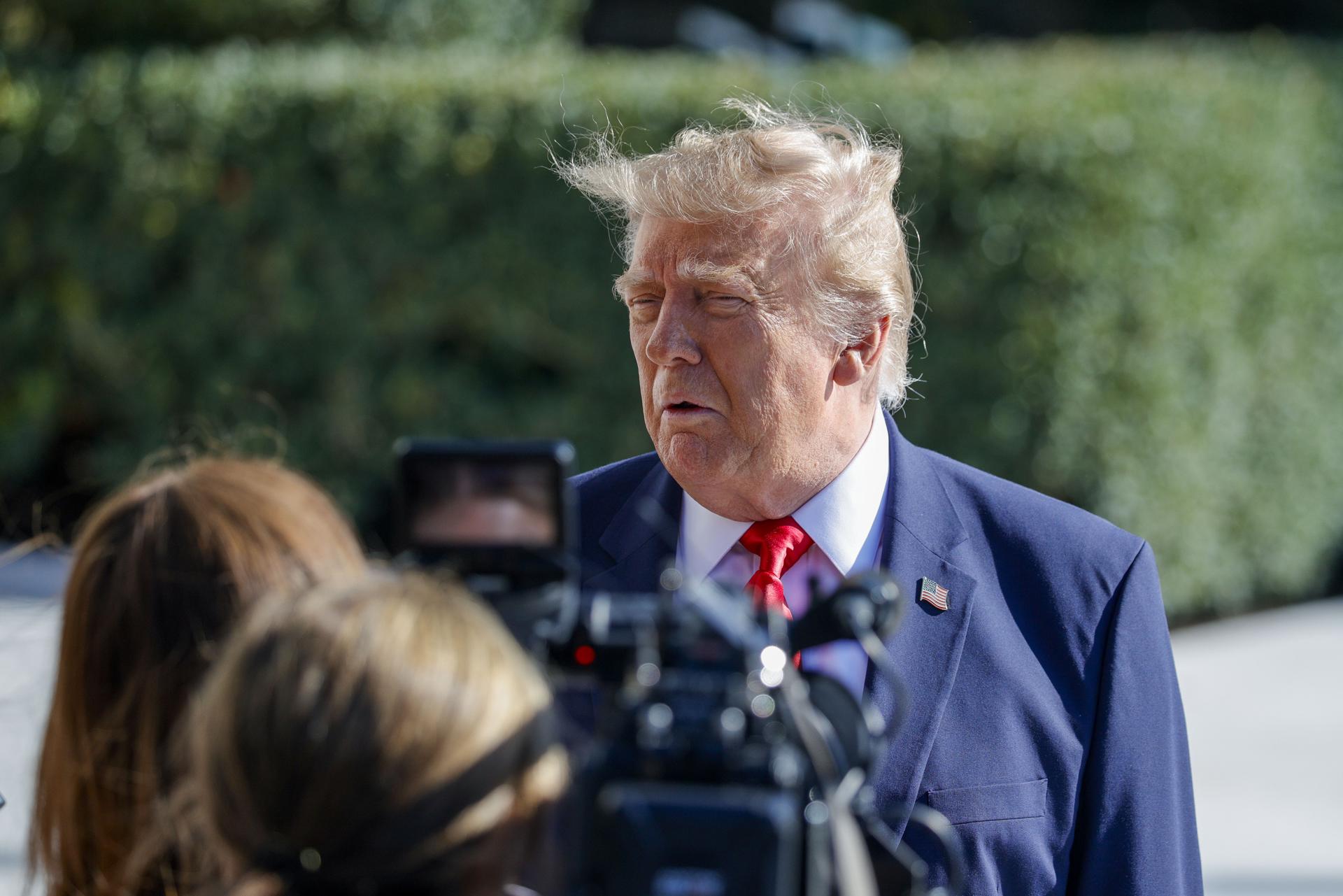 Trump pide voto anticipado en Florida y Michigan, donde los republicanos se juegan perder