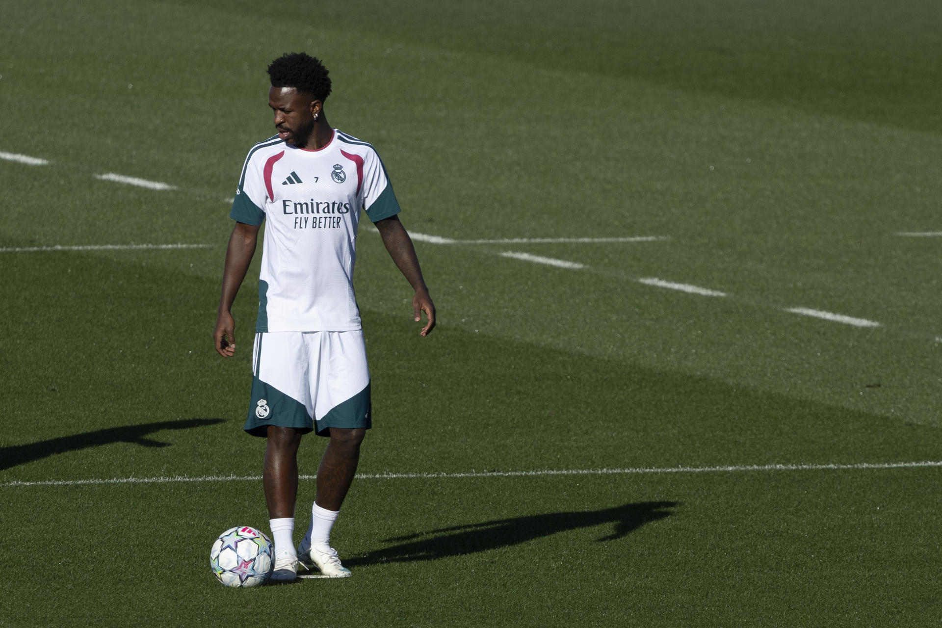 Duro golpe para el Real Madrid: Vinícius no jugará el clásico tras recibir esta sanción