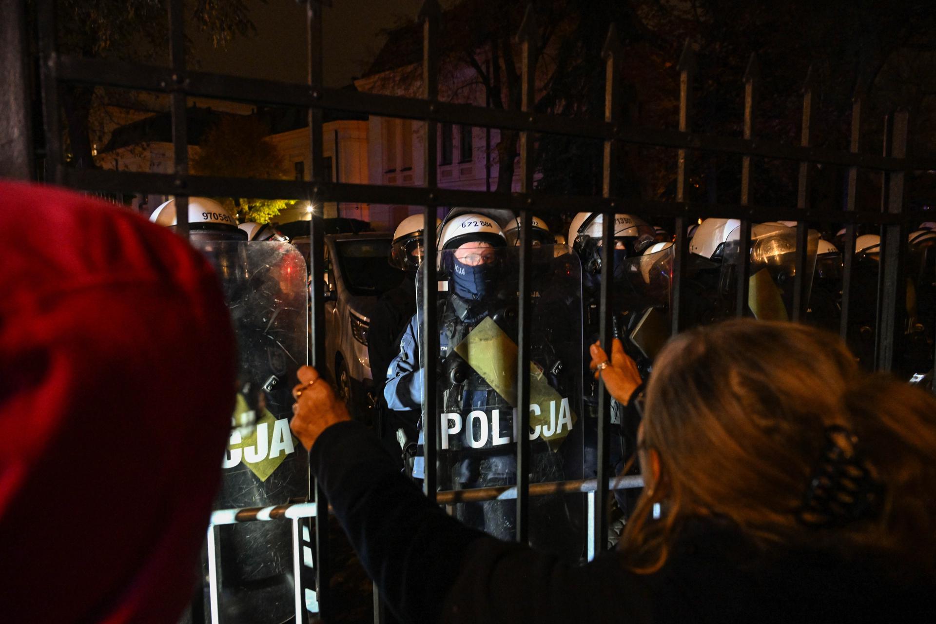 Policía de Polonia rodeó la sede del Tribunal Constitucional en medio de una crisis institucional (VIDEO)