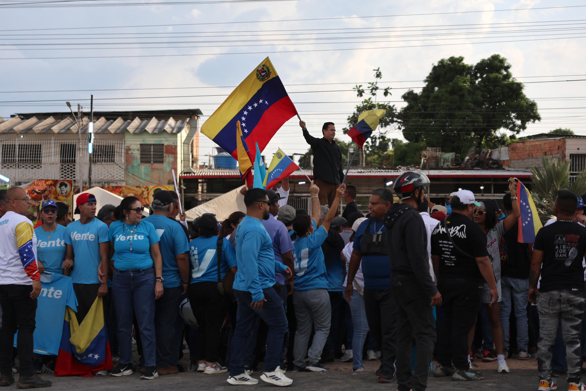 Miles reciben la caravana encabezada por María Corina Machado tras su esperado regreso a Venezuela