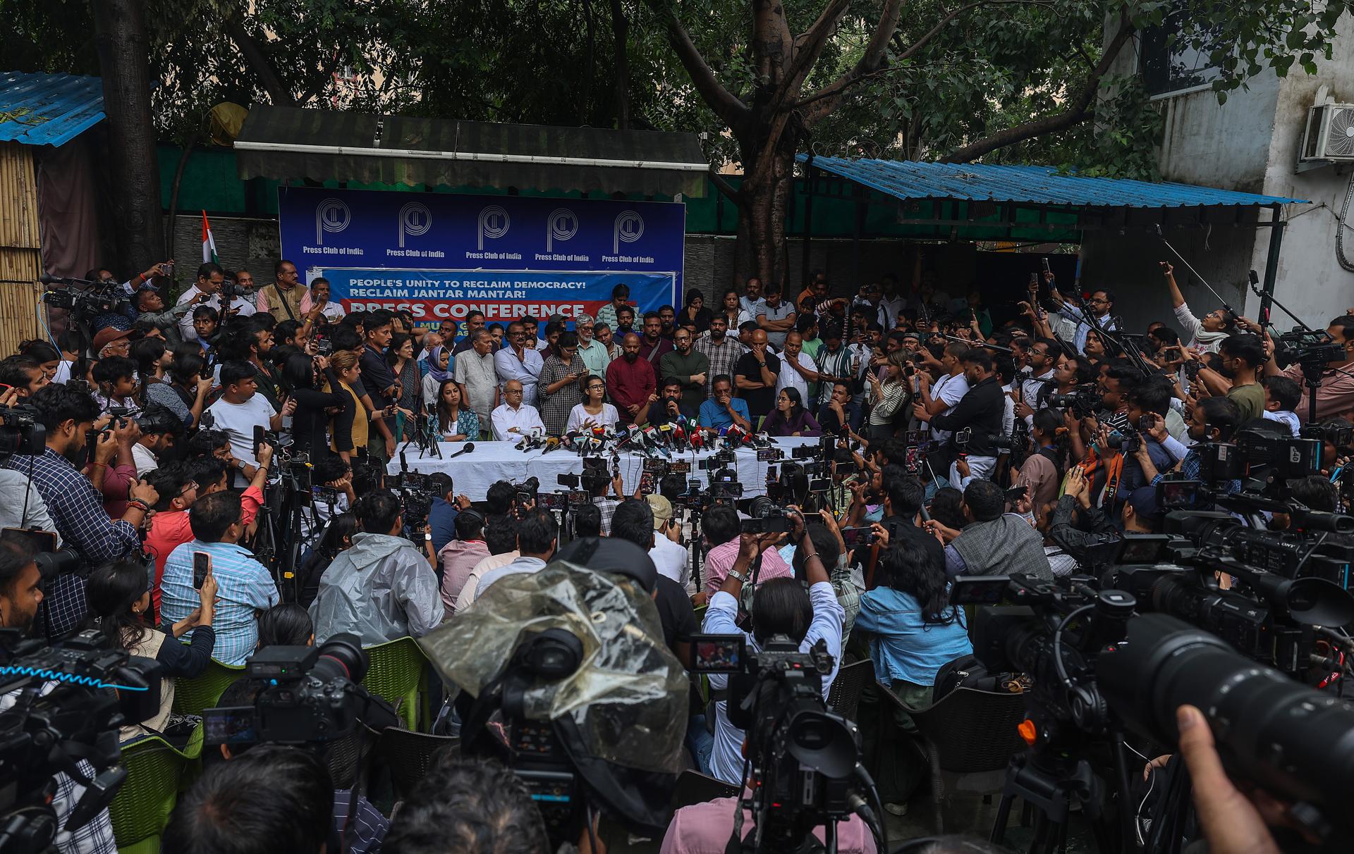 Nueva protesta en India provocó la visita de la policía a la casa del líder de las "Cucarachas"