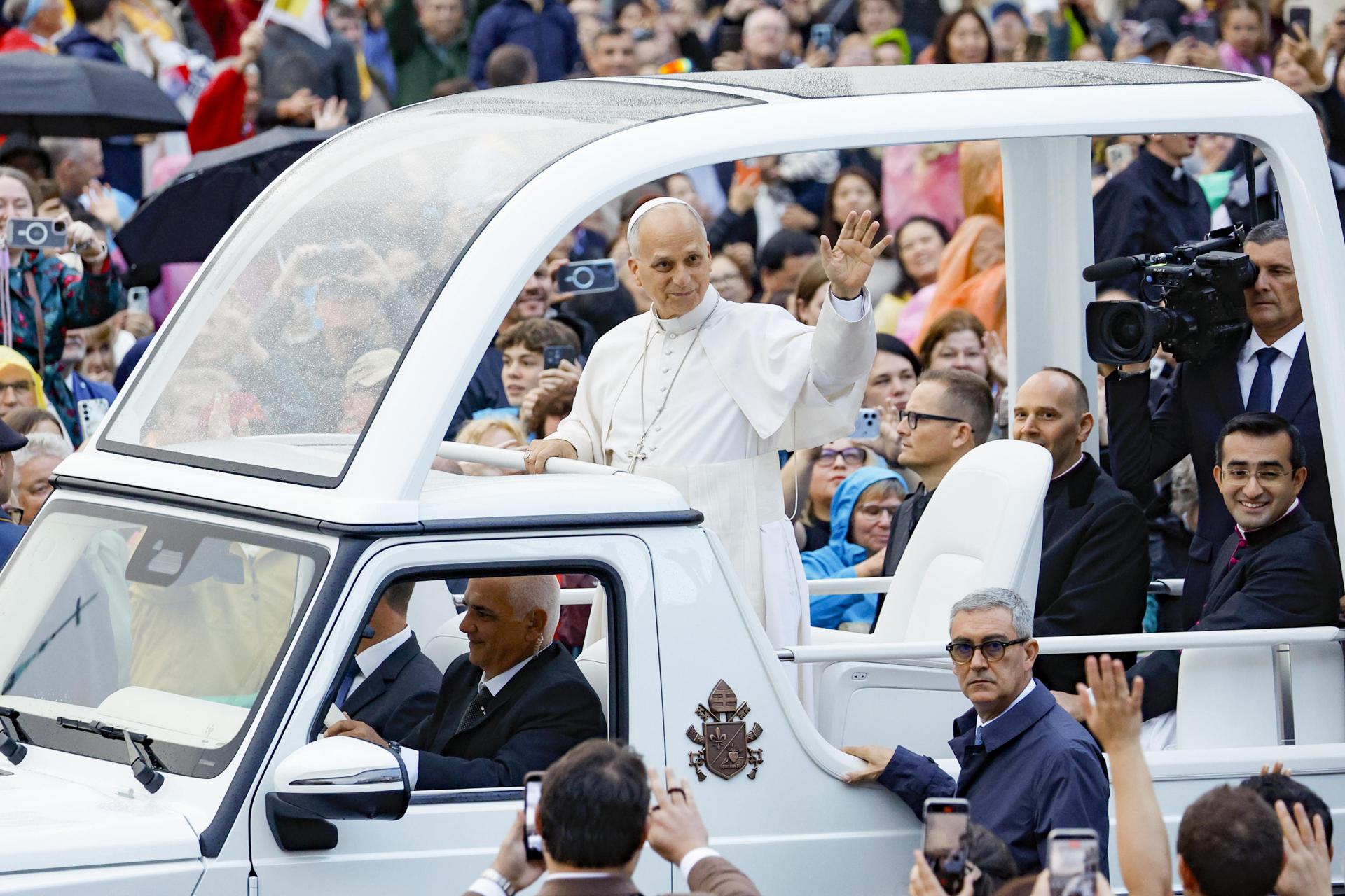 El Papa retoma las audiencias y se vuelve a subir al papamóvil tras su operación