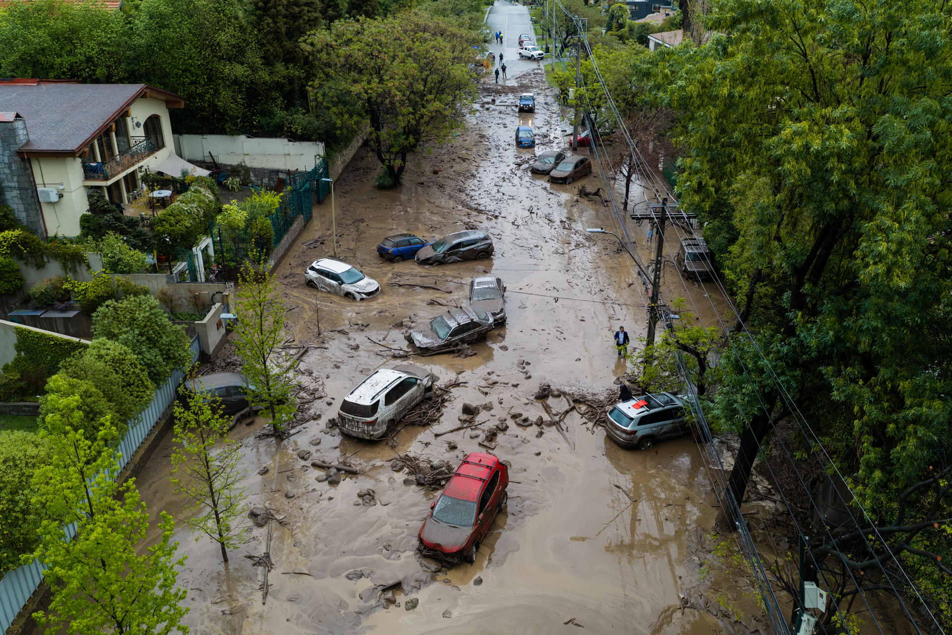 Decretaron estado de catástrofe en Santiago de Chile tras riada que arrastró vehículos y dejó heridos (IMÁGENES)
