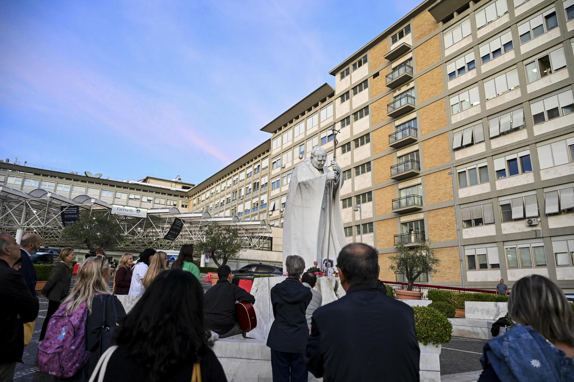 El Papa muestra "una mejoría constante" y recupera autonomía tras su operación de pulmón