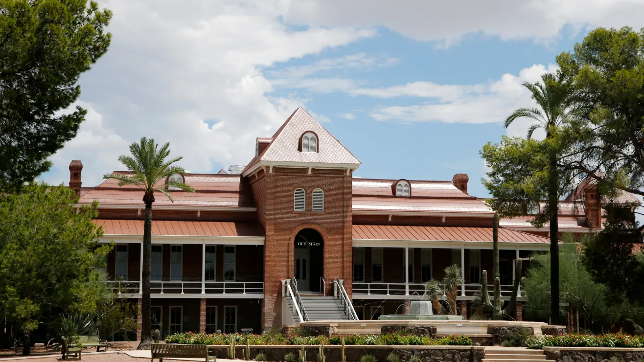 Estudiante de la Universidad de Arizona denunció agresión sexual por dos hombres en una fraternidad