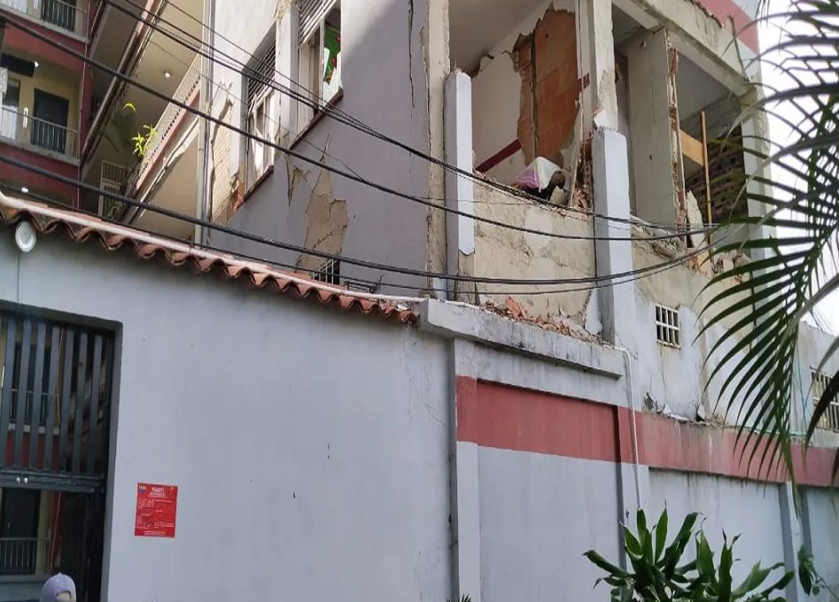 VIDEO: vecinos trancan avenida al centro de Caracas en reclamo por reparaciones tras los terremotos