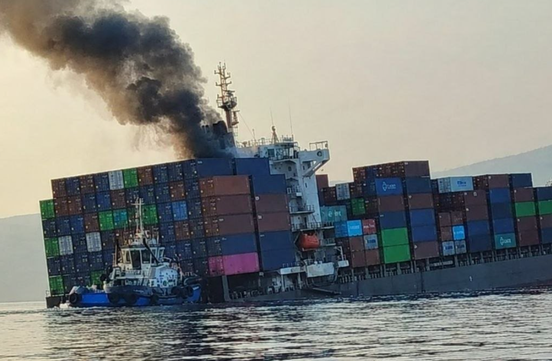 VIDEO: ataque iraní hundió enorme portacontenedores en el estrecho de Ormuz