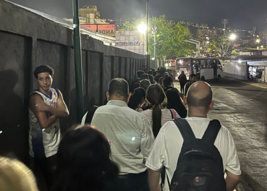 Pasajeros volvieron a sufrir largas colas en Plaza Venezuela para volver a los Altos Mirandinos