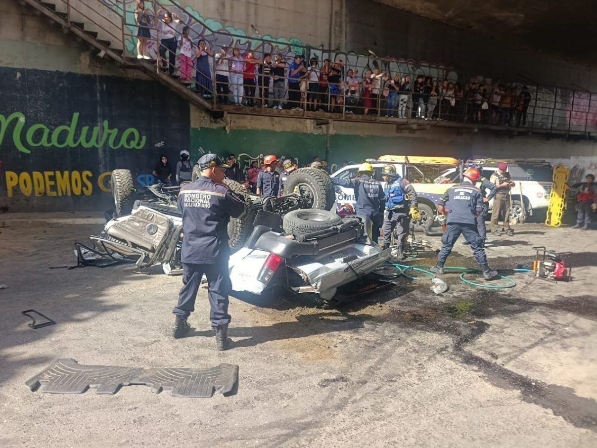 VIDEO: trágica caída al vacío de un vehículo desde el puente Los Mecedores