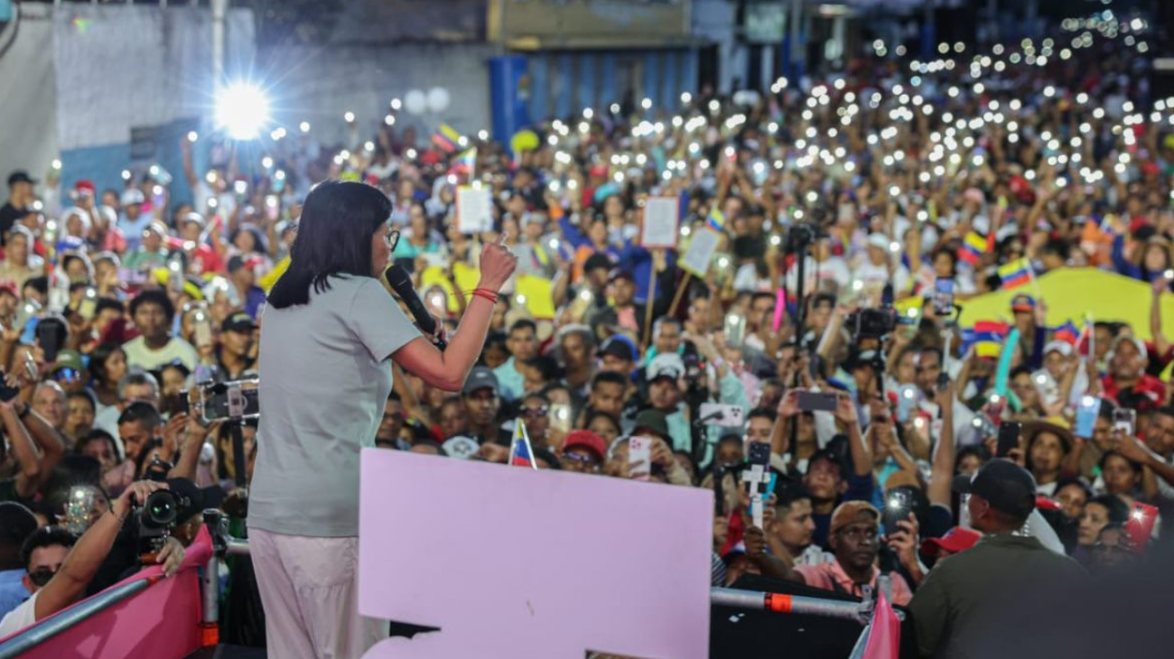 Delcy Rodríguez rompe tímpanos con su canto desafinado y todos pedimos que deje el show (VIDEO)