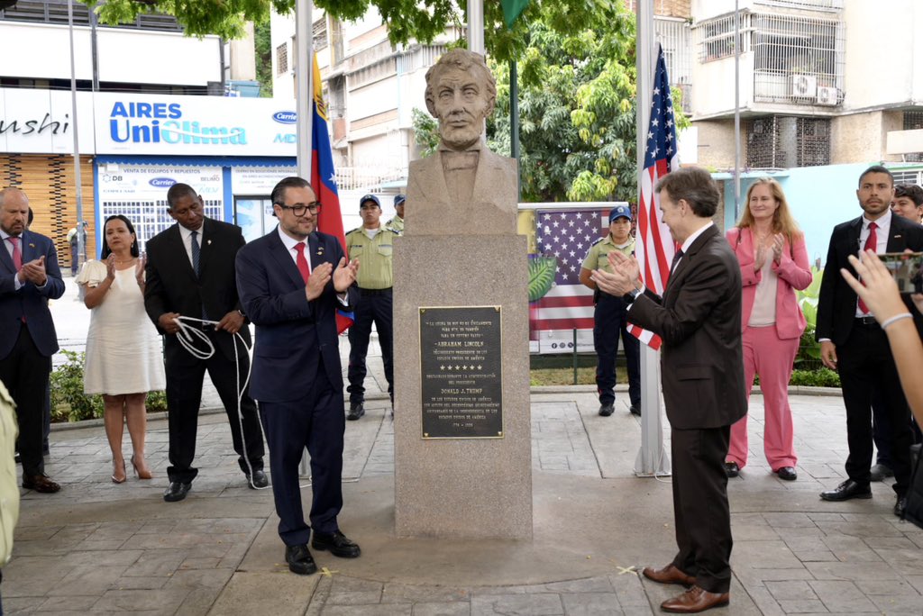 John Barrett destacó el legado de Abraham Lincoln durante reinauguración de plaza en Baruta