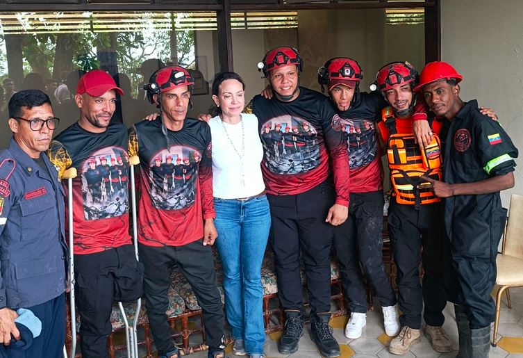 María Corina Machado tuvo emotivo encuentro con rescatistas y víctimas de terremotos en La Guaira (VIDEOS)