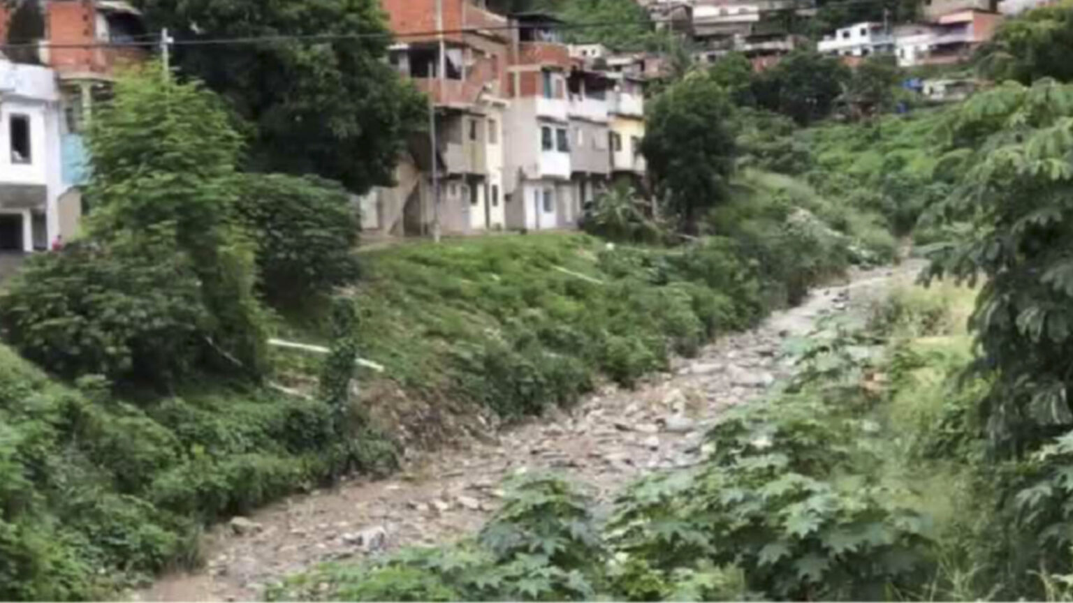 Advierten sobre el riesgo de desborde del río Piedra Azul en Maiquetía (VIDEO)