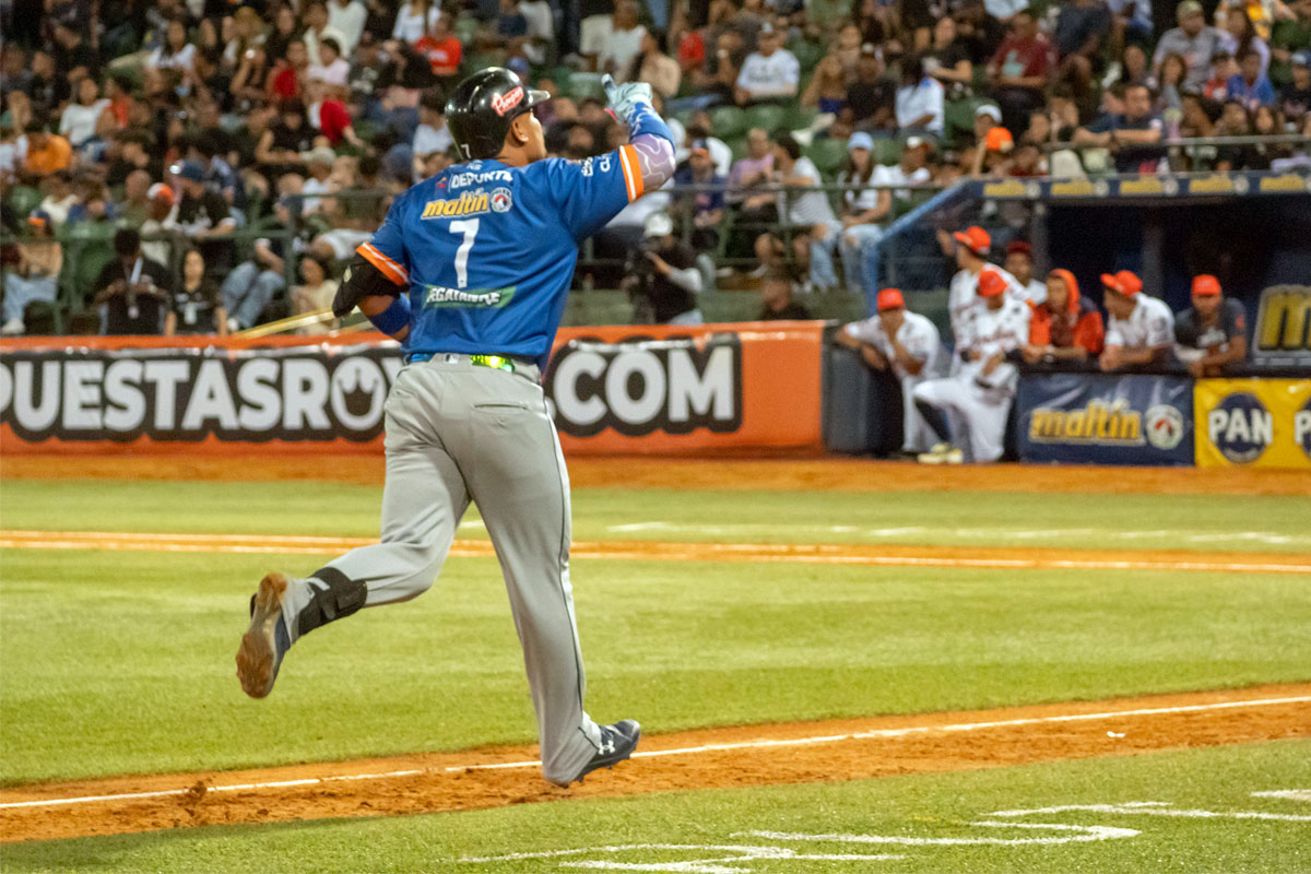 David Rodríguez despachó dos TABLAZOS para comandar primer triunfo de Tigres ante Caribes