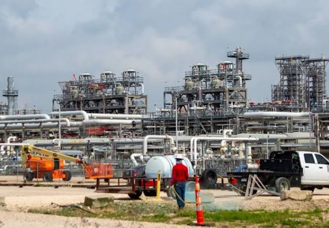 El brent baja el 1 % y cotiza en 105 dólares pese a las tensiones en Oriente Medio