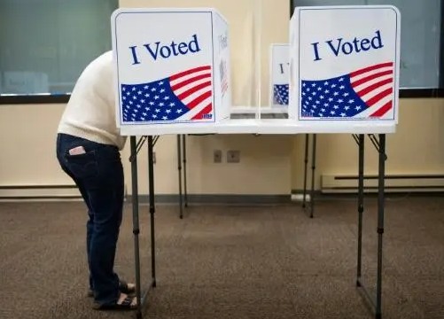 Latinos, un voto clave para el control de la Cámara Baja de EEUU en más de 20 distritos