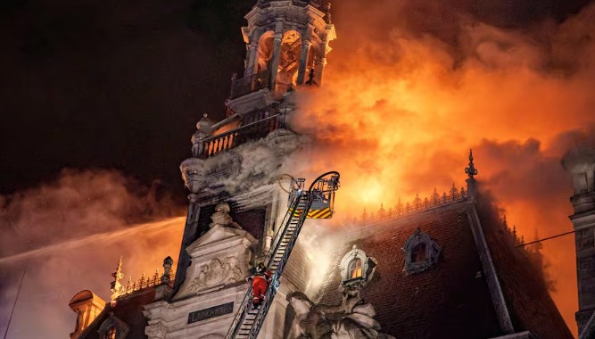 Detenido un hombre por el incendio del Ayuntamiento de Limoges durante las protestas