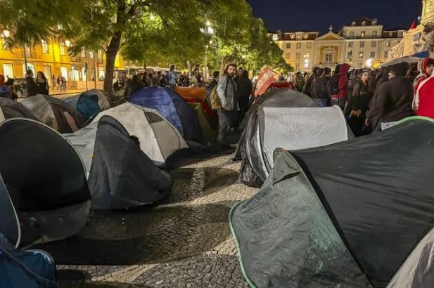 La Policía desaloja las acampadas en Lisboa y Oporto y detiene a manifestantes