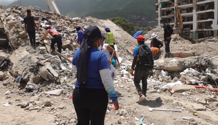 A casi cuatro meses del terremoto, la búsqueda de desaparecidos en Venezuela no se detiene