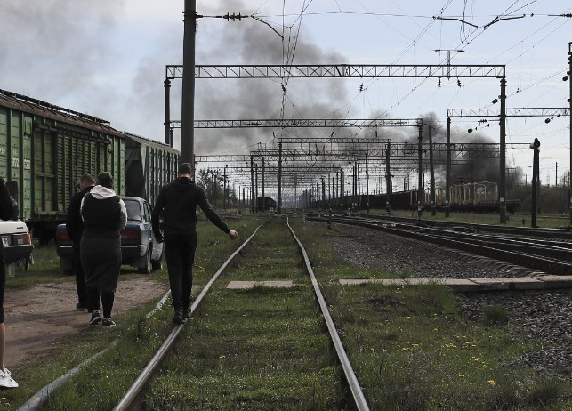Ucrania denuncia ataques rusos constantes a energía, ferrocarriles, comercios y viviendas