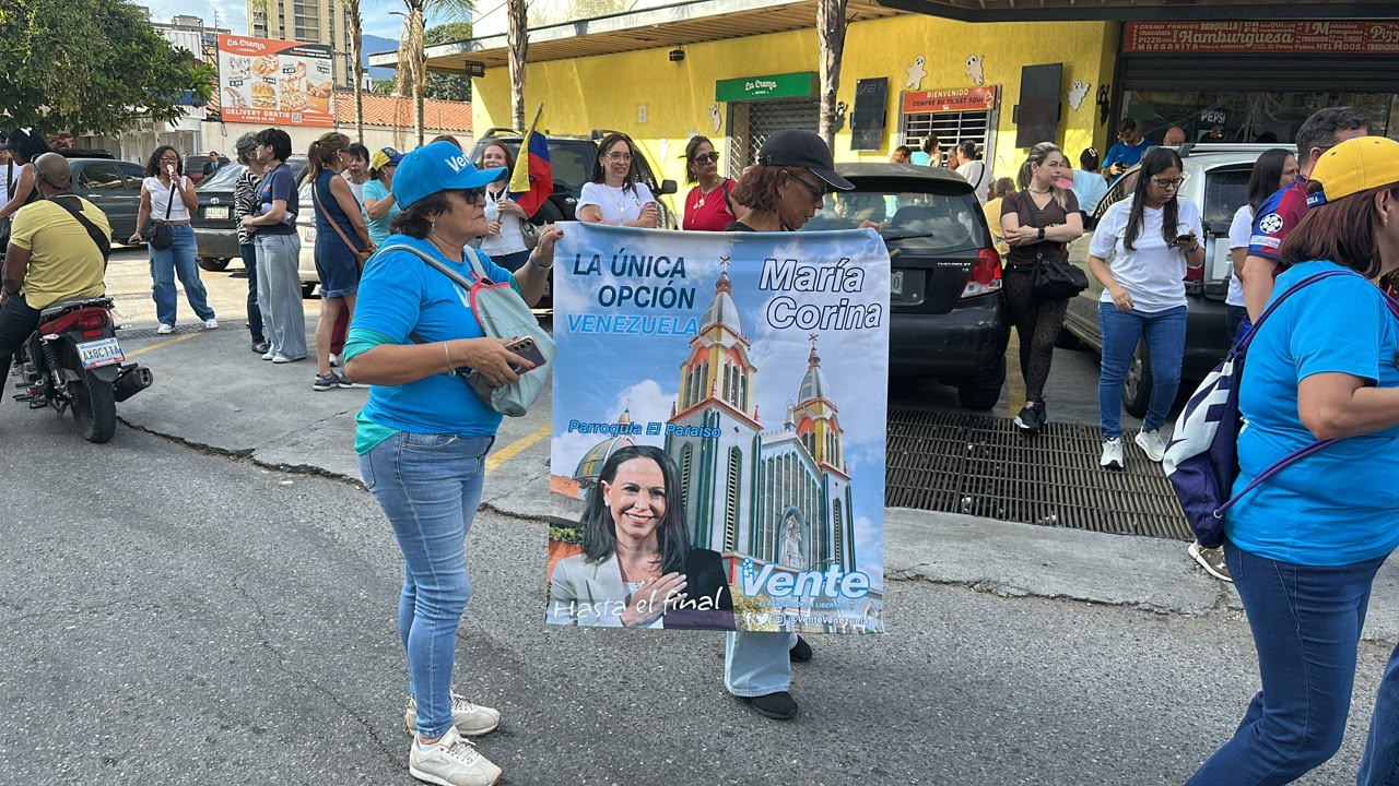 Simpatizantes comienzan a concentrarse en Santa Mónica para la llegada de María Corina Machado (Fotos)