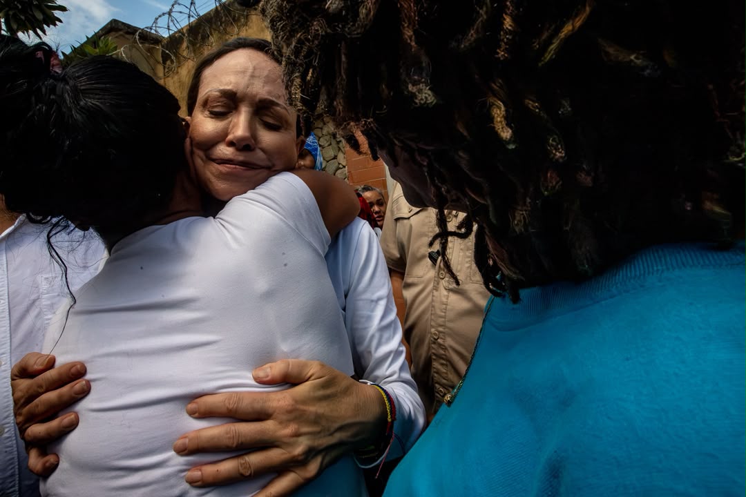 El recorrido de María Corina Machado por las zonas devastadas por los sismos en Vargas