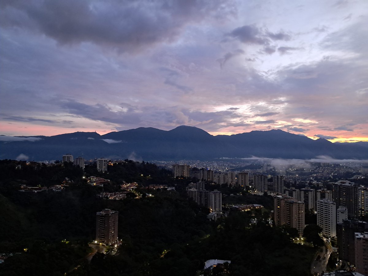 Fuertes lluvias y descargas eléctricas azotaron La Gran Caracas durante la madrugada de este #7Oct (Imágenes)